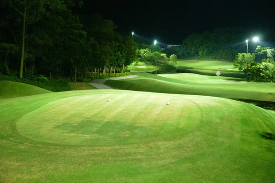 освещение поля для гольфа