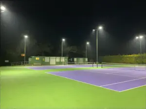 テニスコートの照明レイアウト